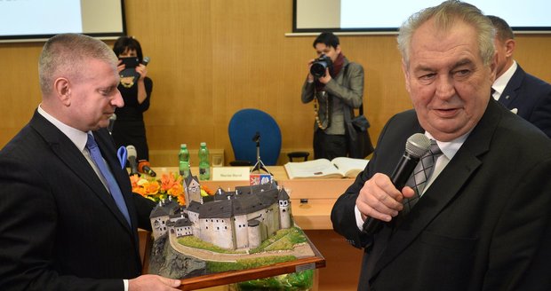 Zeman ve Varech: Mohl by vám pomoci příliv z Číny. Turistů i miliard