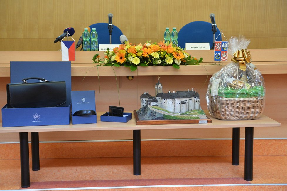Prezident Zeman v Karlových Varech (březen 2016): dary pro hlavu státu a vlevo i pro hejtmana. Kožená peněženka a pásek.
