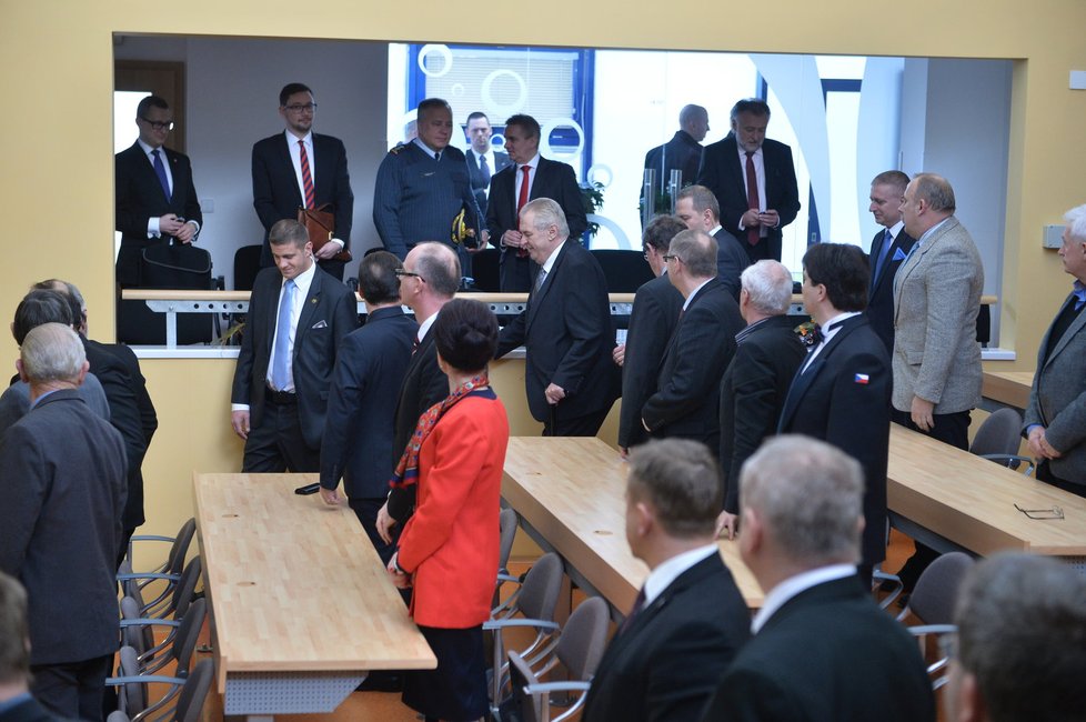 Prezident Zeman v Karlových Varech (březen 2016): Příchod Zemana na setkání se zastupiteli