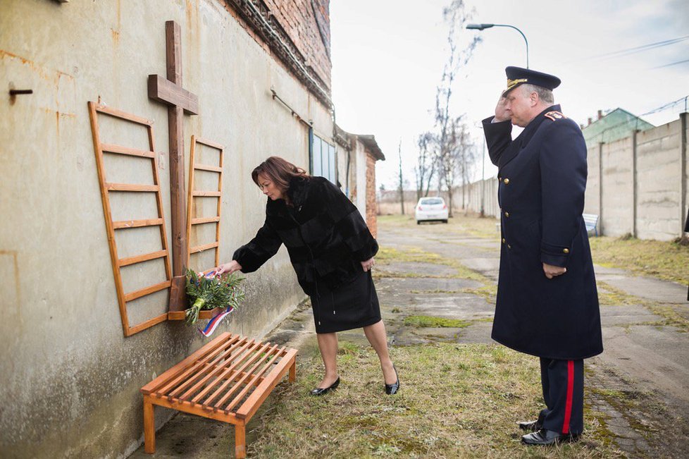 První dáma Ivana Zemanová měla v Karlovarském kraji separátní program. Zavítala k Věži smrti.