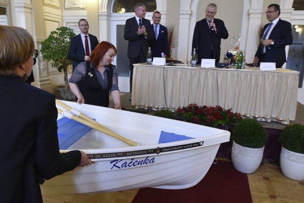 Miloš Zeman dostal ve Františkových Lázních novou loďku „Kačenku“.