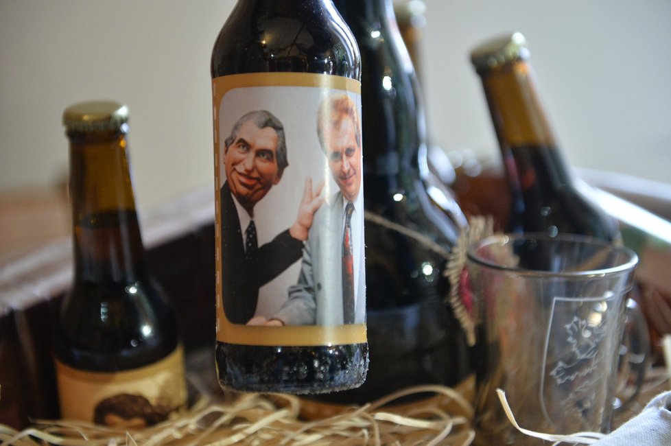Miloš Zeman při návštěvě Karlovarského kraje: Dostal i dárkový koš s pivem