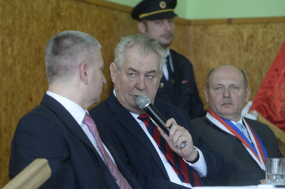 Miloš Zeman při návštěvě Karlovarského kraje v obci Chyše