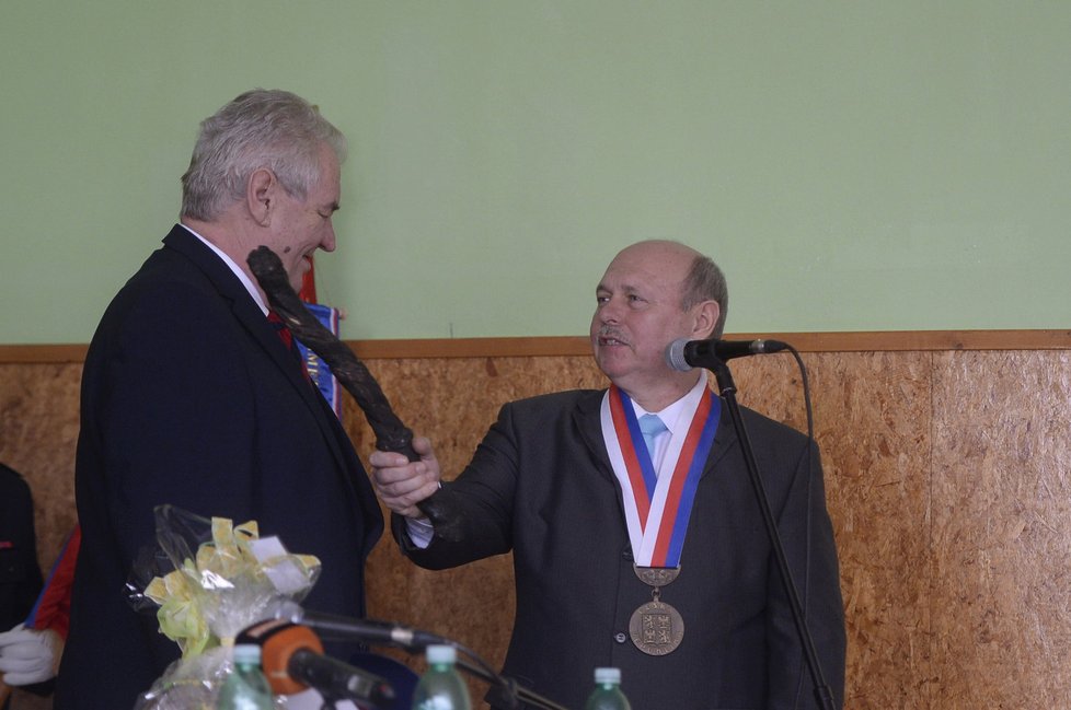 Miloš Zeman při návštěvě Karlovarského kraje v obci Chyše