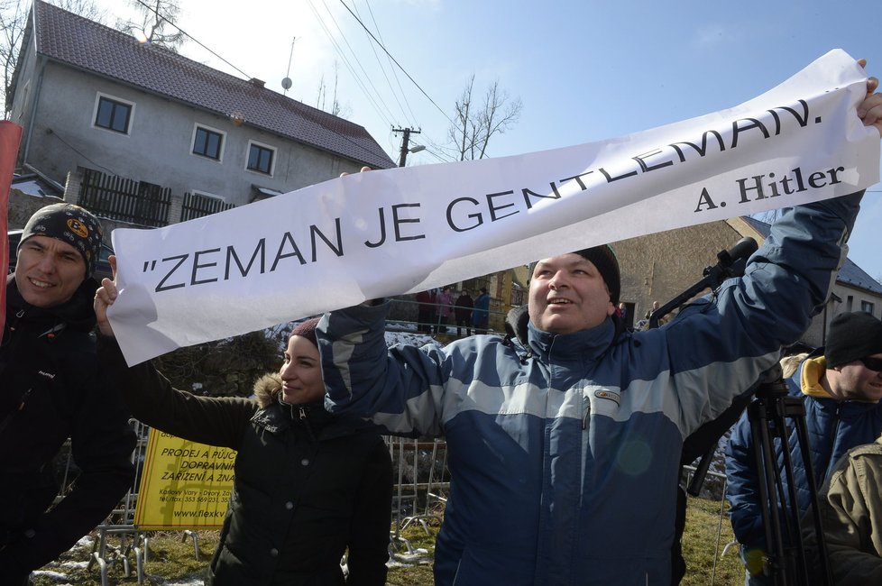 Miloš Zeman v Karlovarském kraji: V Bochově na prezidenta čekali i odpůrci.