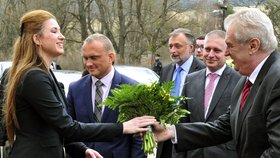 Miloš Zeman navštívil nejzadluženější obec Prameny. Kytička od blond starostky Michaly Málkové