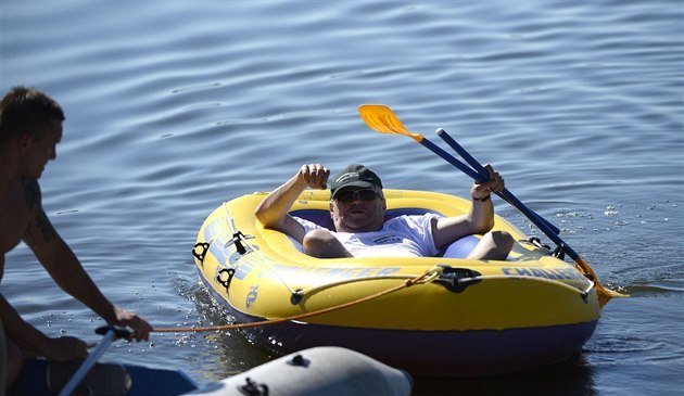 Miloš Zeman si potrpí na český rybník. Už se nemůže dočkat, až vytáhne svůj gumový člun.