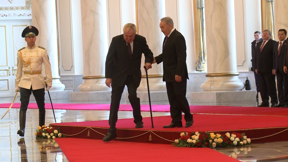 Miloš Zeman se při chůzi stále opírá o holi.