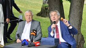 Exprezidenti Václav Klaus a Miloš Zeman (archivní foto)