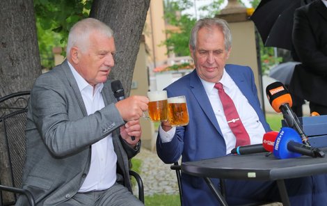 Exprezident Václav Klaus a současná hlava státu Miloš Zeman si připíjejí na oslavě 78. narozenin bývalého prezidenta (19. 6. 2019)
