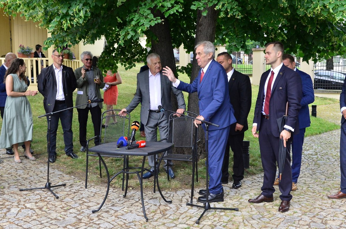 Prezident Miloš Zeman na oslavě 78. narozenin bývalé hlavy státu Václava Klause (19. 6. 2019)