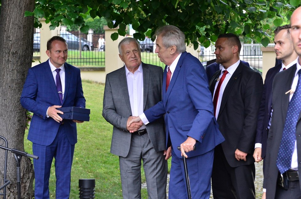 Miloš Zeman blahopřeje exprezidentovi Václavu Klausovi na oslavě jeho 78. narozenin (19. 6. 2019)