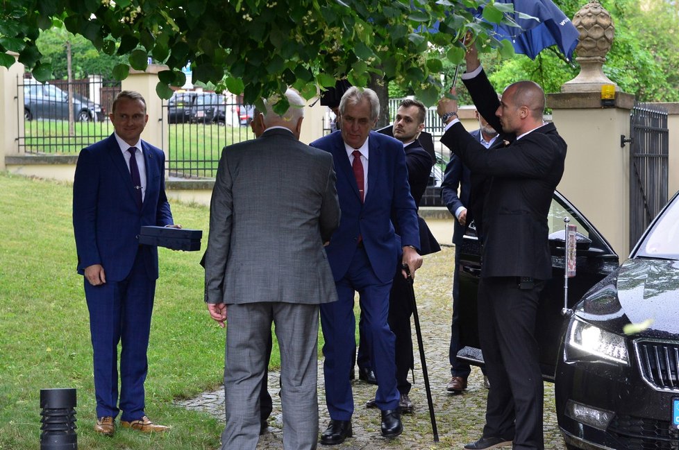 Prezident Miloš Zeman blahopřeje k 78. narozeninám exprezidentovi Václavu Klausovi (19. 6. 2019).