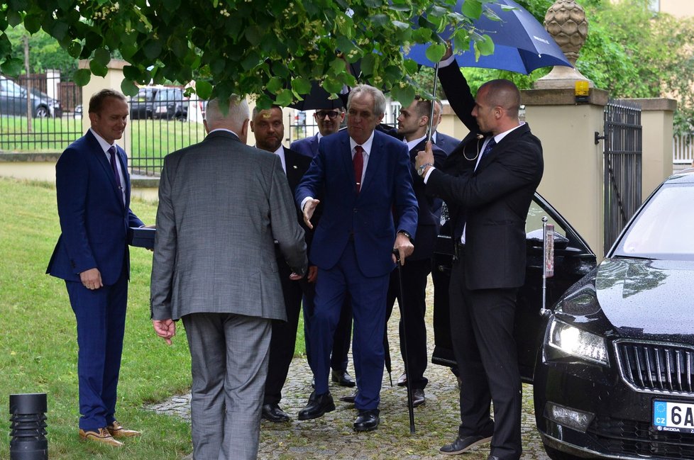 Prezident Miloš Zeman blahopřeje k 78. narozeninám exprezidentovi Václavu Klausovi (19. 6. 2019).