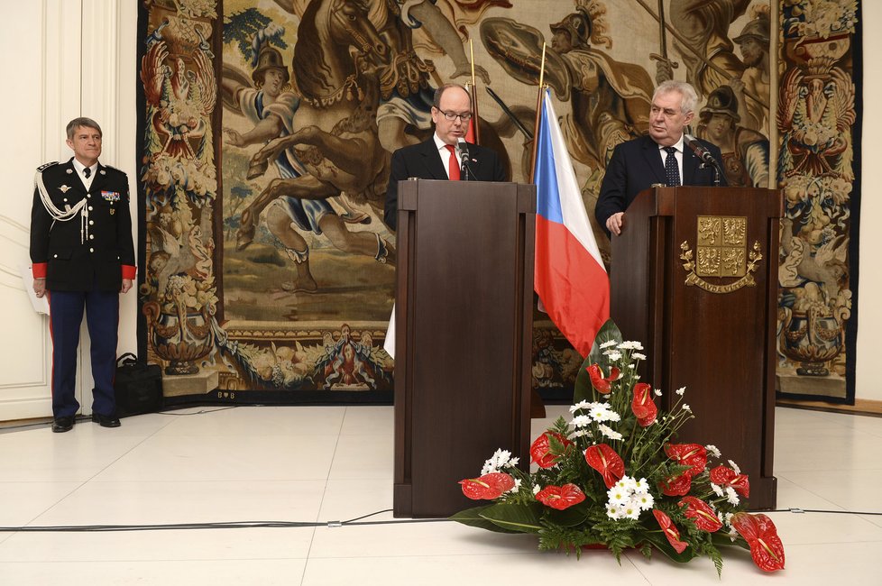 Zeman si pochvaloval, že novináři nemohou klást otázky