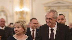 Miloš Zeman s Ivanou Zemanovou během koncertu ve Španělském sále po 2. inauguraci