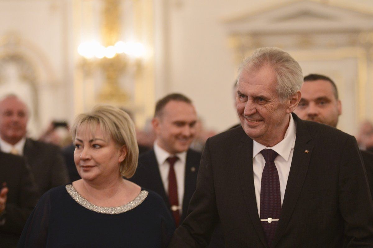 Miloš Zeman s Ivanou Zemanovou během koncertu ve Španělském sále po 2. inauguraci