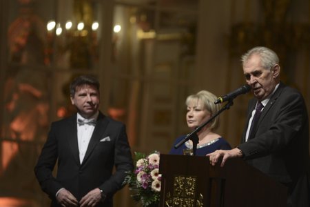 Miloš Zeman s Ivanou Zemanovou během koncertu ve Španělském sále po 2. inauguraci