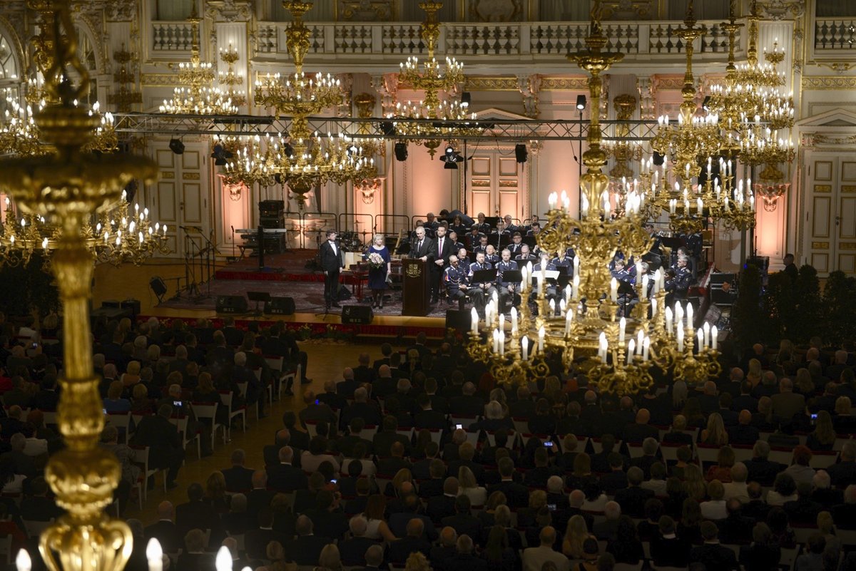 Oslavy Zemanova druhého funkčního období: Uspořádal na Hradě koncert pro věrné