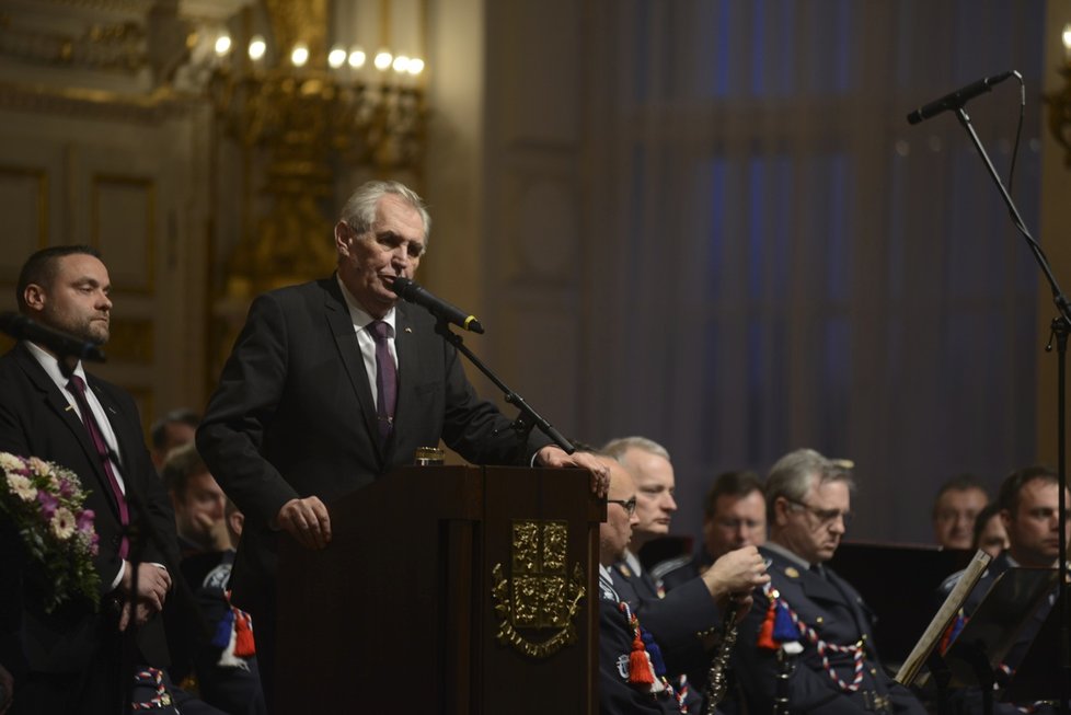 Oslavy Zemanova druhého funkčního období: Uspořádal na Hradě koncert pro věrné.