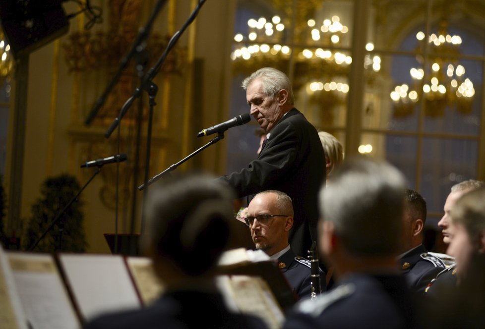 Oslavy Zemanova druhého funkčního období: Uspořádal na Hradě koncert pro věrné.