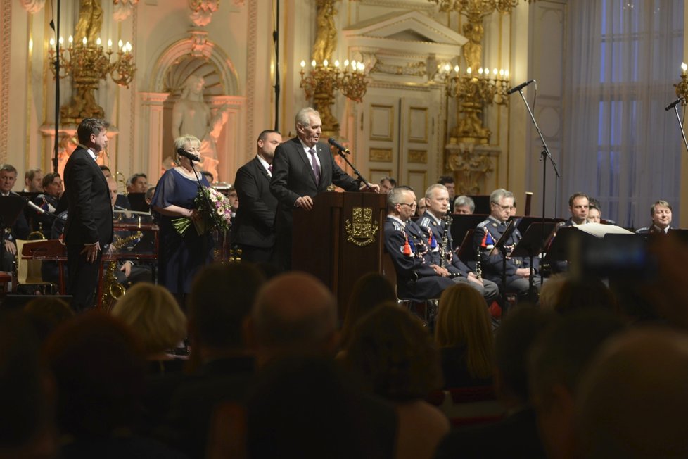 Oslavy Zemanova druhého funkčního období: Uspořádal na Hradě koncert pro věrné