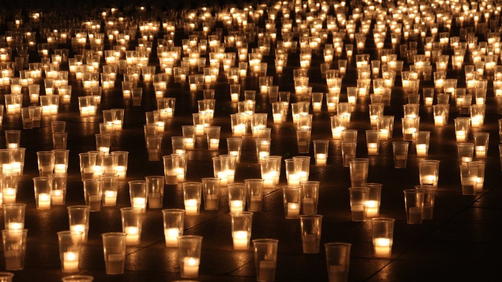 Zemanova pieta za oběti covidu: Pozornost přitáhly svíčky v pivních kelímcích
