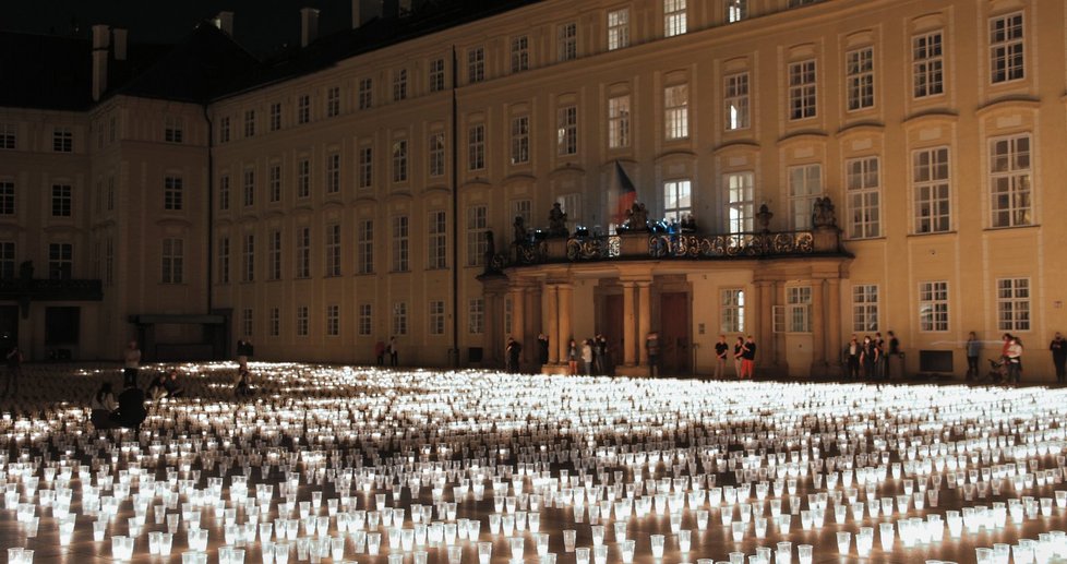 Zemanova pieta za oběti covidu: Pozornost přitáhly svíčky v pivních kelímcích