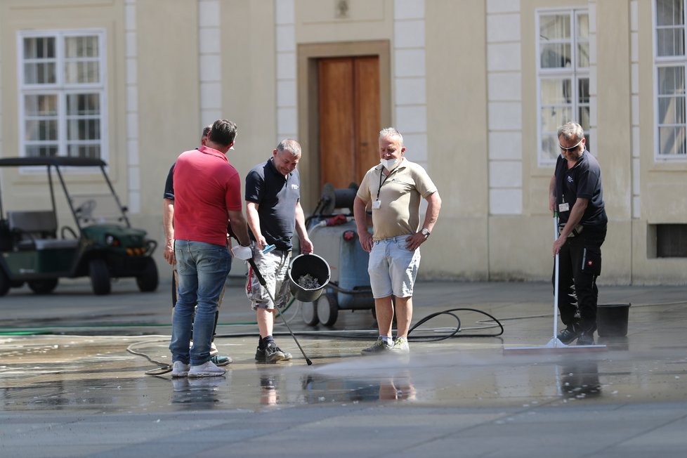 Úklid po Zemanově hradní pietě: Úklidová služba se snažila vypořádat s kousky oboustranné lepenky, která na svých místech držela kelímky (11.5.2021)