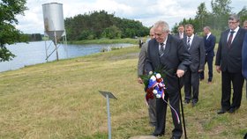 Prezident Zeman uctil památku studenta-hrdiny Petry Vejvody