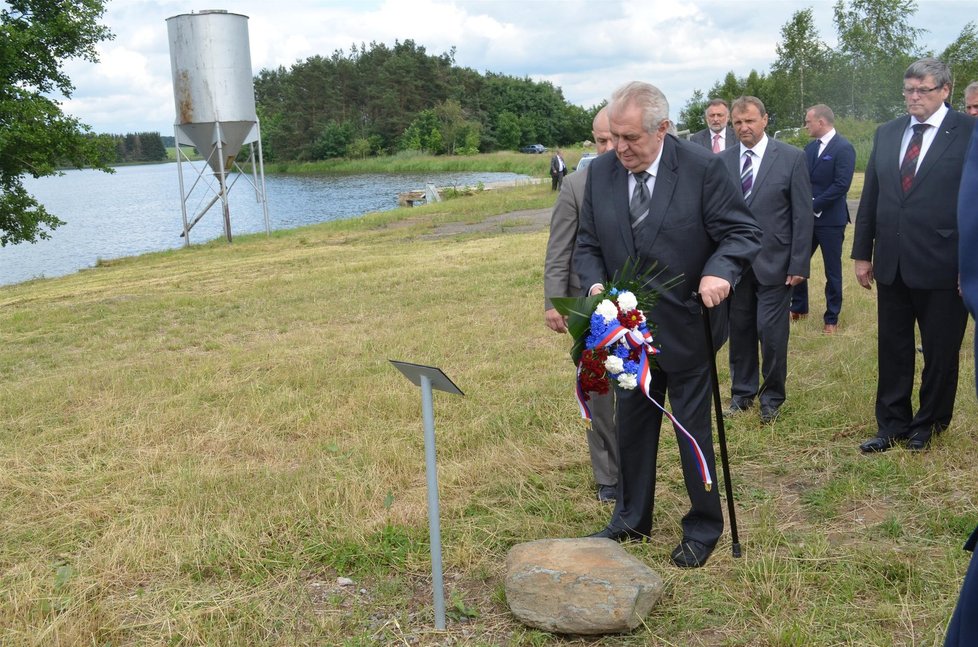 Prezident Zeman uctil památku studenta-hrdiny Petry Vejvody.