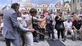 Na prezidenta Zemana čekali v Havlíčkově Brodě jeho odpůrci s červenými kartami.