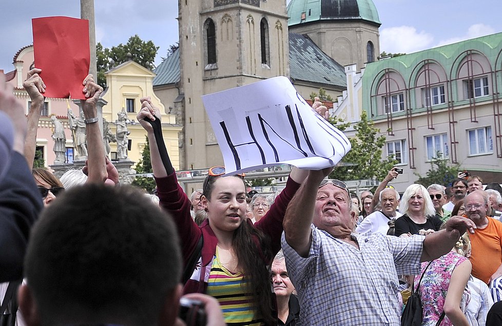 Na prezidenta Zemana čekali v Havlíčkově Brodě jeho odpůrci s červenými kartami.