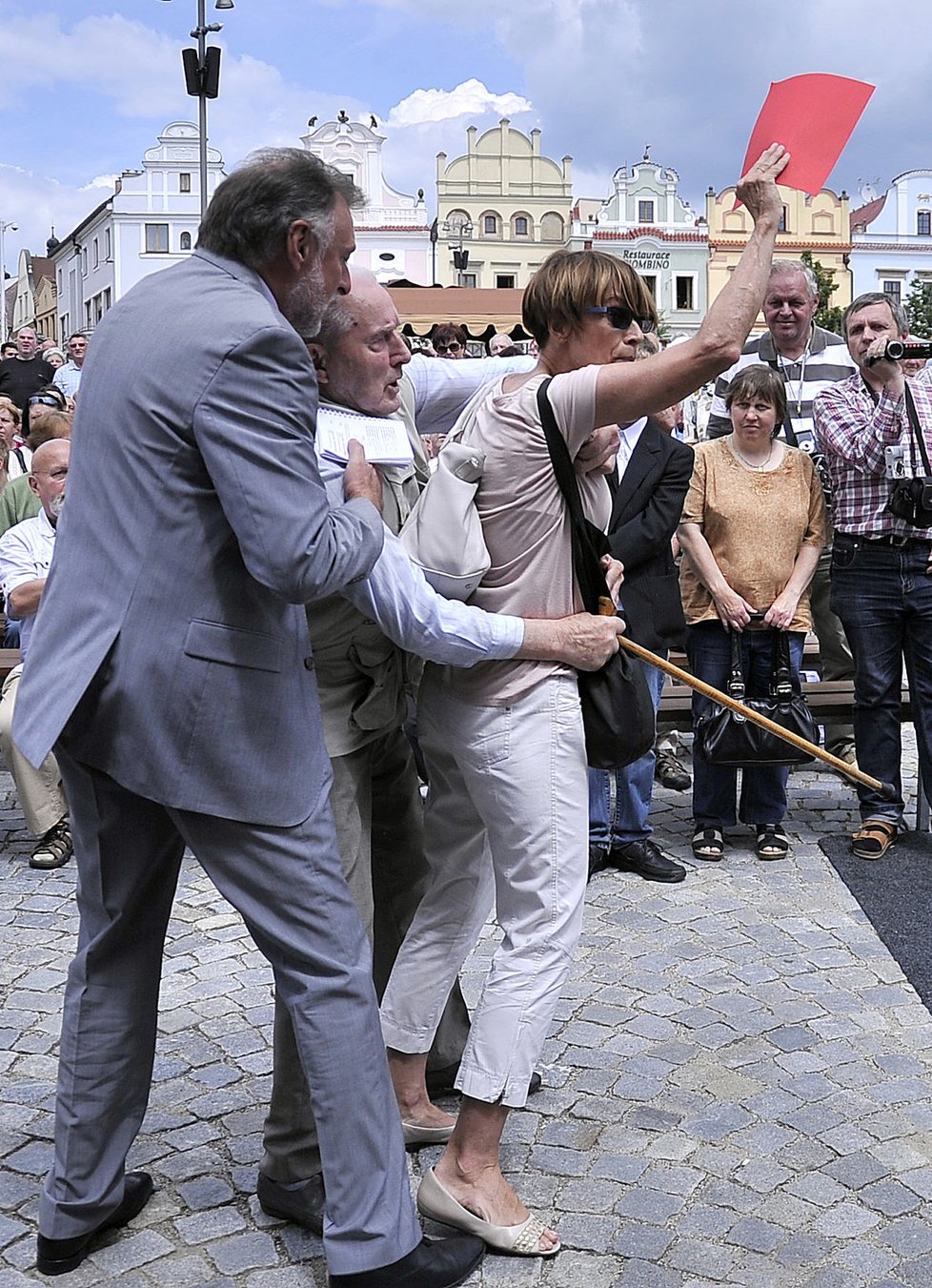 Na prezidenta Zemana čekali v Havlíčkově Brodě jeho odpůrci s červenými kartami.