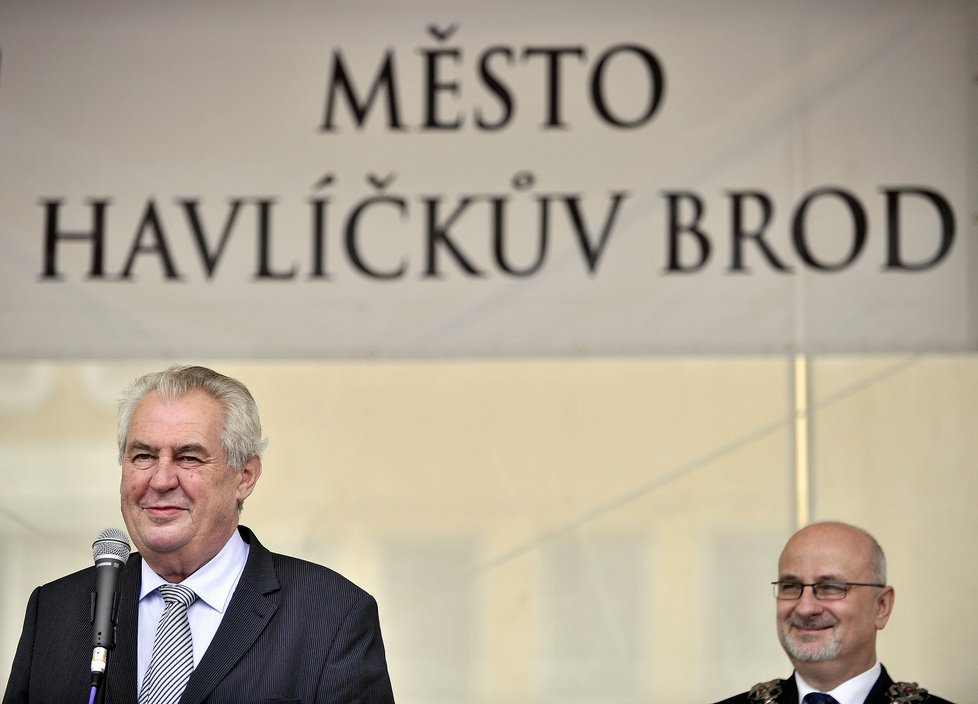 Na prezidenta Zemana čekali v Havlíčkově Brodě jeho odpůrci s červenými kartami.