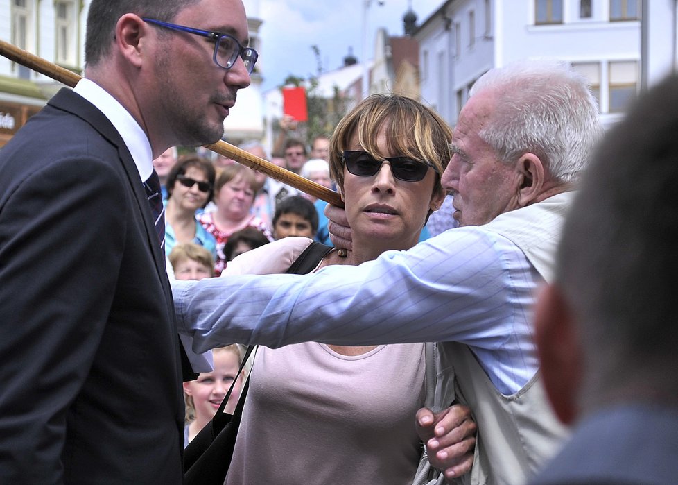 Na prezidenta Zemana čekali v Havlíčkově Brodě jeho odpůrci s červenými kartami.