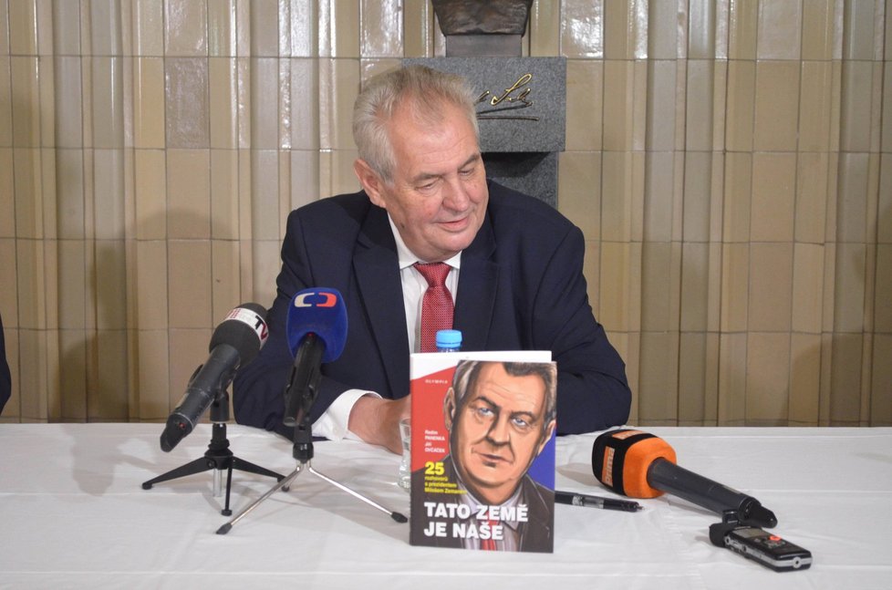 Miloš Zeman křtil při návštěvě Pardubického kraje knihu svých rozhovorů.