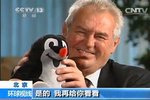 Prezident Miloš Zeman v čínské televizi mával do kamery Krtečkem