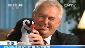 Prezident Miloš Zeman v čínské televizi mával do kamery Krtečkem