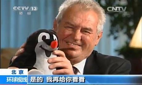 Prezident Miloš Zeman v čínské televizi mával do kamery Krtečkem.