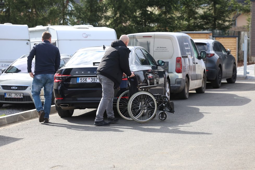 Miloš Zeman na obhlídce svého nového domu v Lánech. (24.2.2023)