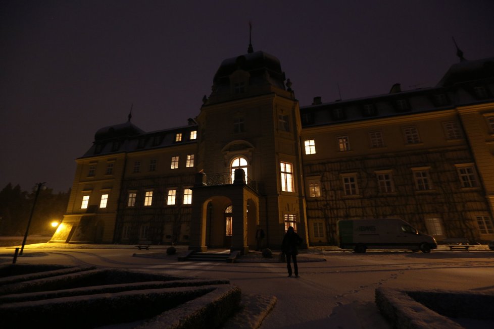 Tým Blesk.cz dorazil do Lán před šestou hodinou ranní během sněhové kalamity.