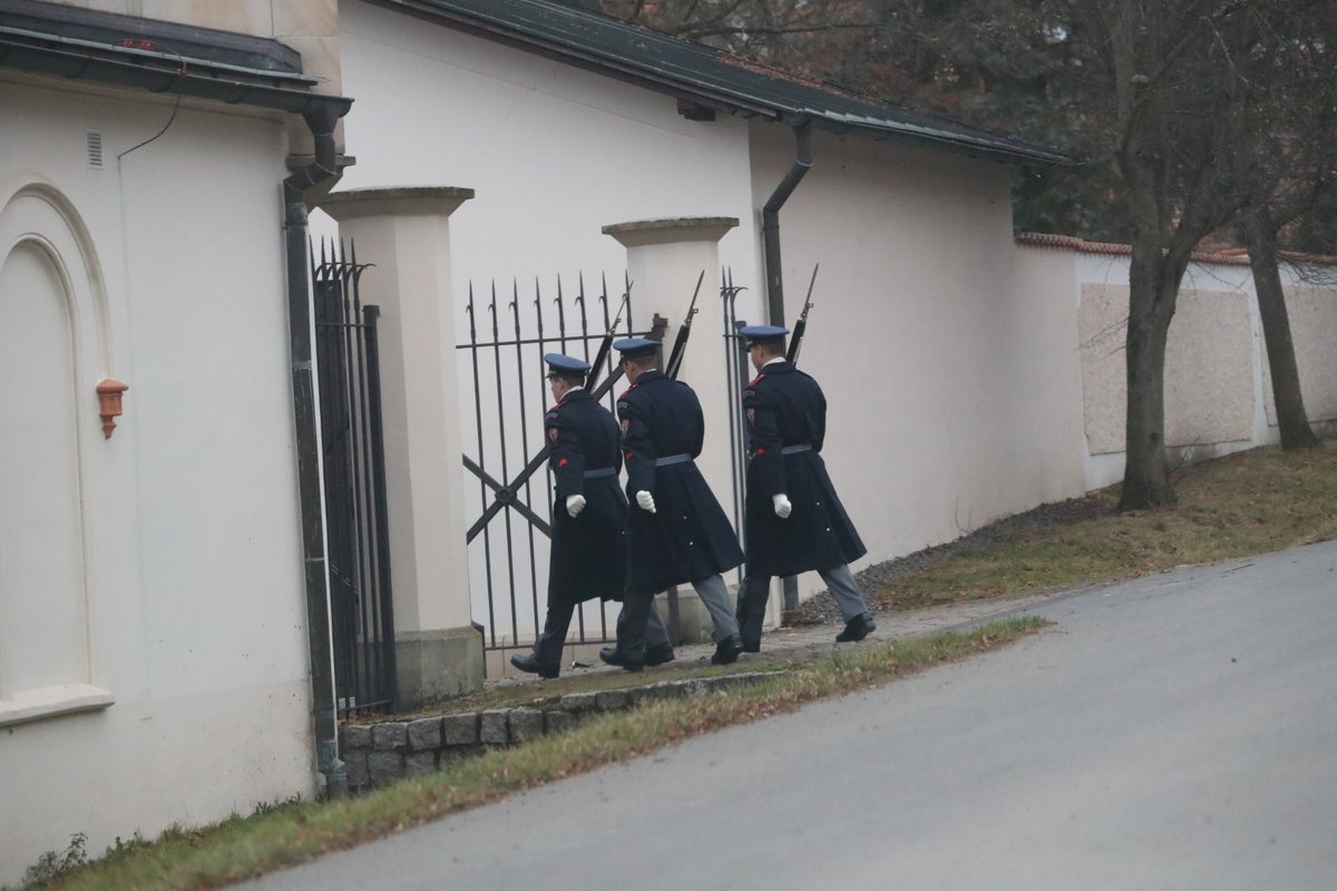 Na zámek v Lánech dorazil vůz domácí péče.