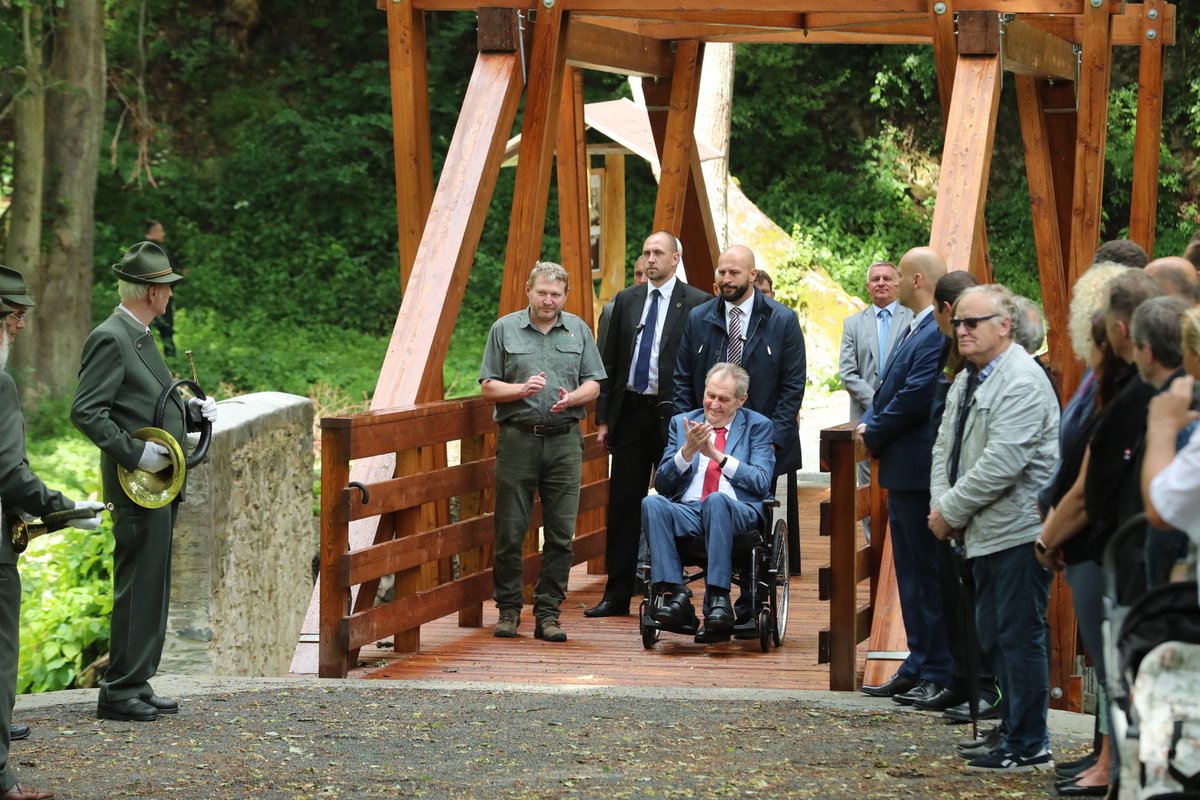Prezident Zeman se účastnil slavnostního otevření opravené brány Lánské obory (13.6.2022)