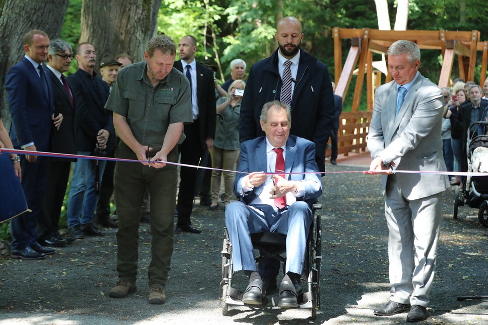 Prezident Zeman se účastnil slavnostního otevření opravené brány Lánské obory (13.6.2022).