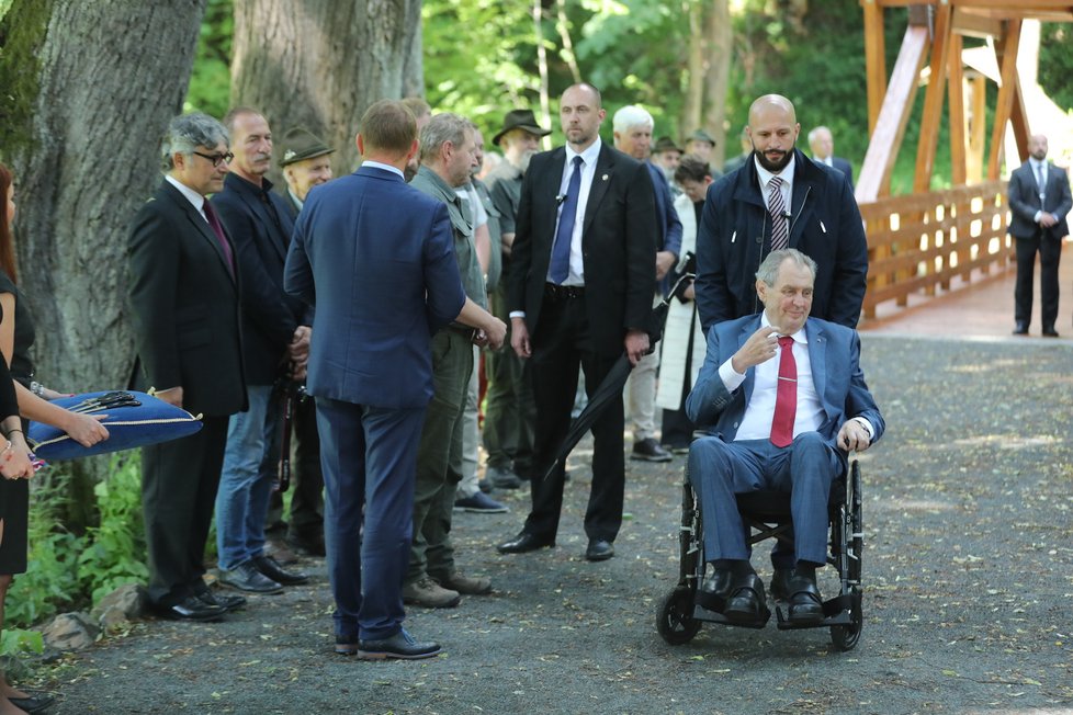 Prezident Zeman se účastnil slavnostního otevření opravené brány Lánské obory (13. 6. 2022).