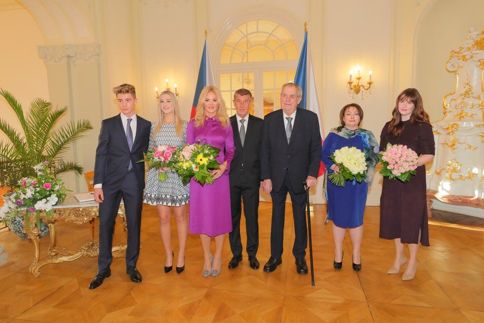 Na novoroční oběd prezidenta Miloše Zemana a premiéra Andreje Babiše s manželkami byly letos vůbec poprvé pozvané i děti obou státníků.