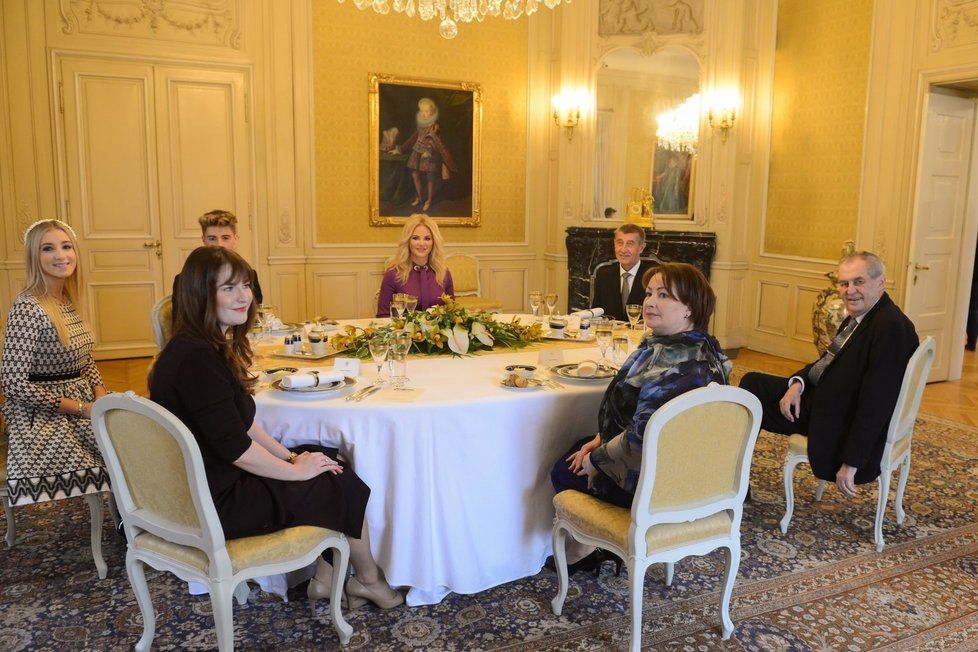 Rodiny prezidenta Miloše Zemana a premiéra Andreje Babiše u novoročního oběda v Lánech