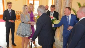Novoroční oběd prezidenta Miloše Zemana s manželkou Ivanou a dcerou Kateřinou a premiéra Andreje Babiše s manželkou Monikou, dcerou Vivien a synem Frederikem. 5. ledna 2020 na zámku v Lánech.