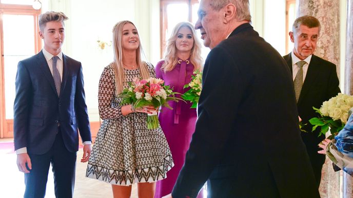 Loňský novoroční oběd prezidenta Miloše Zemana s manželkou Ivanou a dcerou Kateřinou a premiéra Andreje Babiše s manželkou Monikou, dcerou Vivien a synem Frederikem na zámku v Lánech.